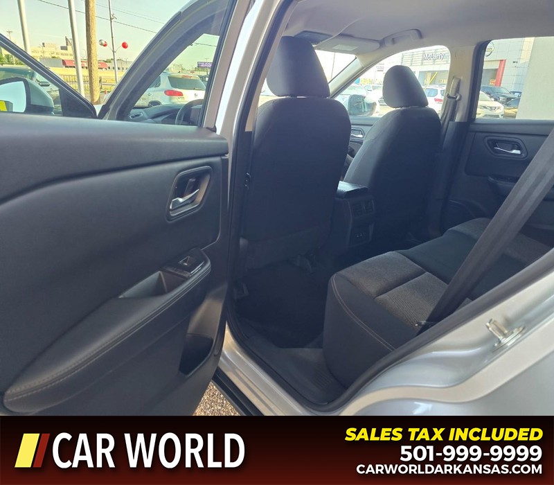 Nissan Rogue Vehicle Full-screen Gallery Image 9