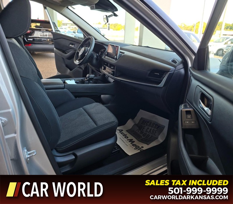 Nissan Rogue Vehicle Full-screen Gallery Image 11