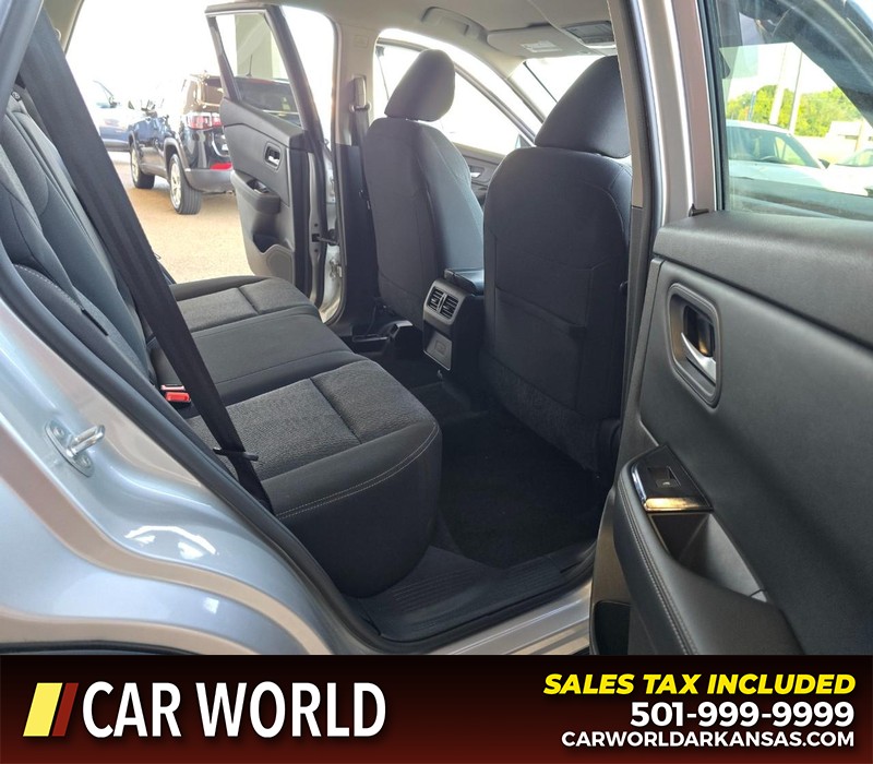 Nissan Rogue Vehicle Full-screen Gallery Image 12
