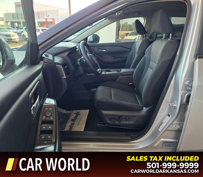 Nissan Rogue Vehicle Full-screen Gallery Image 8