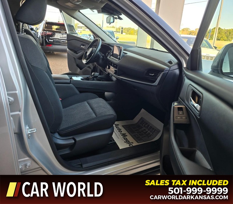 Nissan Rogue Vehicle Full-screen Gallery Image 11