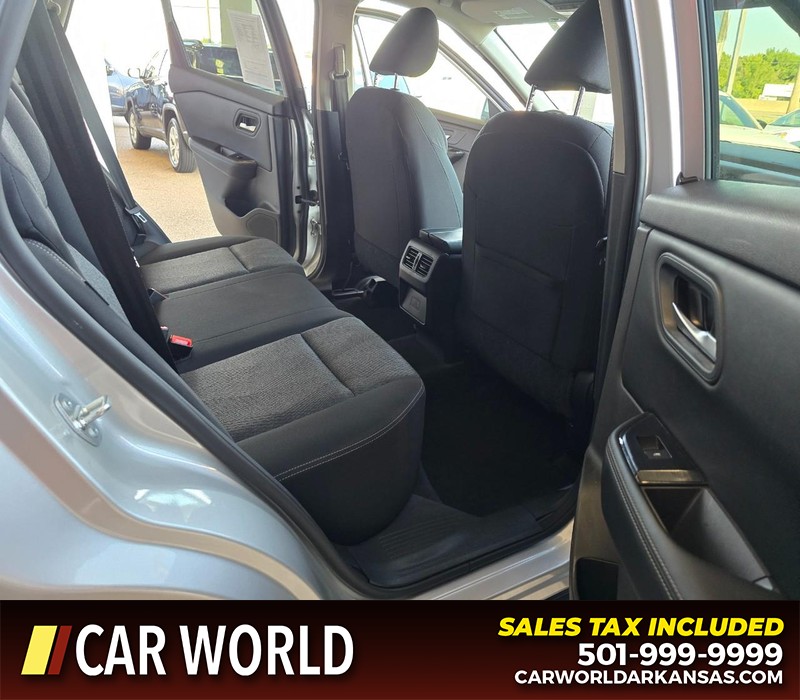 Nissan Rogue Vehicle Full-screen Gallery Image 12