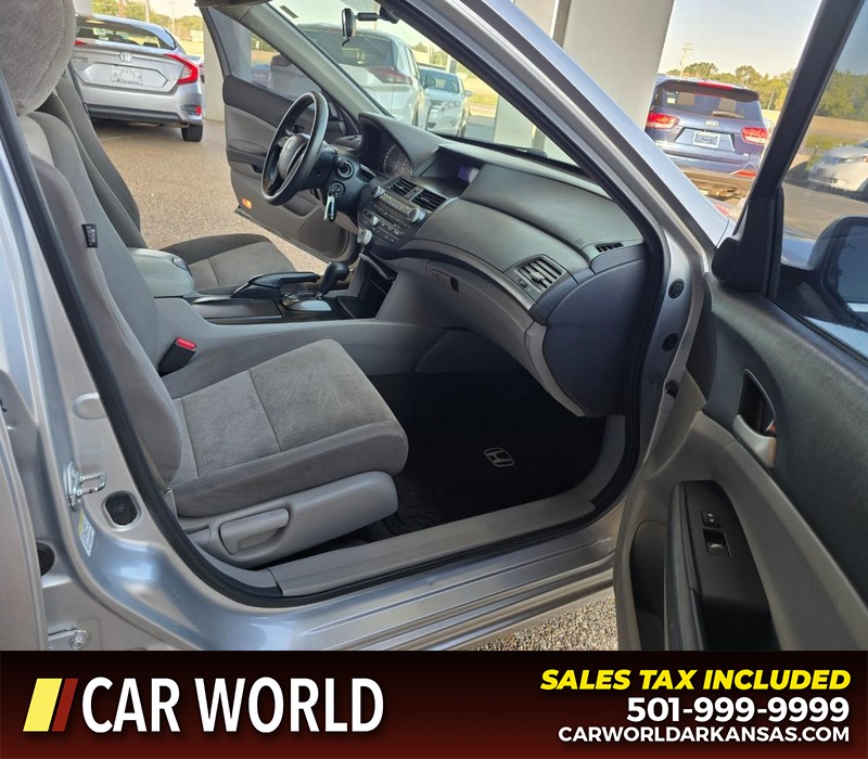 Honda Accord Sedan Vehicle Full-screen Gallery Image 11