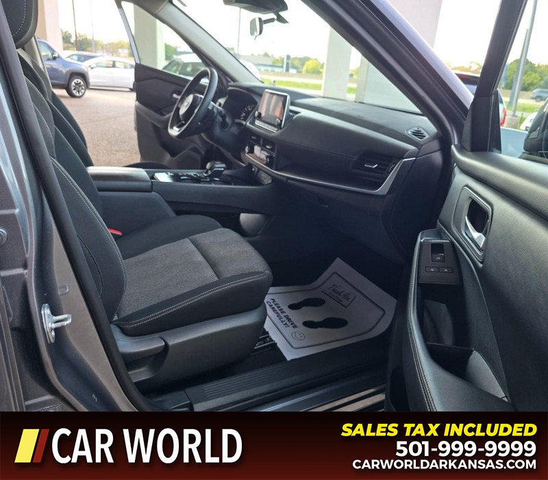 Nissan Rogue Vehicle Full-screen Gallery Image 11