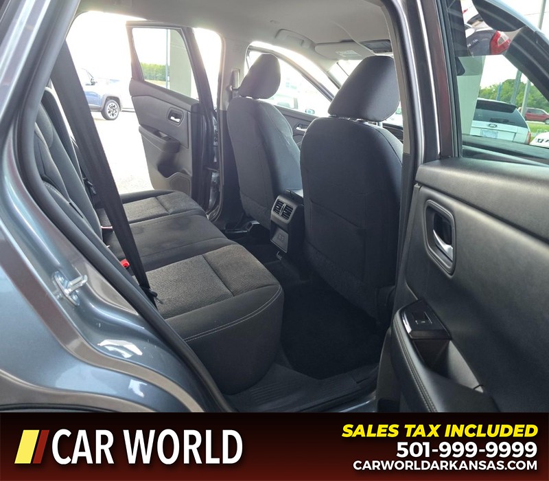 Nissan Rogue Vehicle Full-screen Gallery Image 12