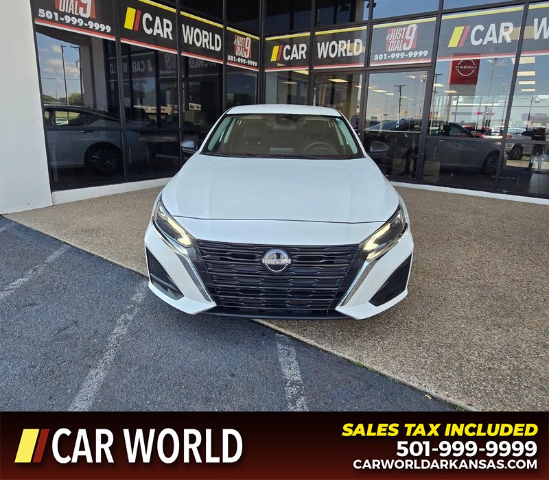 Nissan Altima Vehicle Full-screen Gallery Image 2