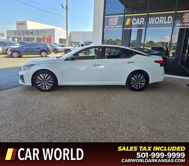Nissan Altima Vehicle Full-screen Gallery Image 4