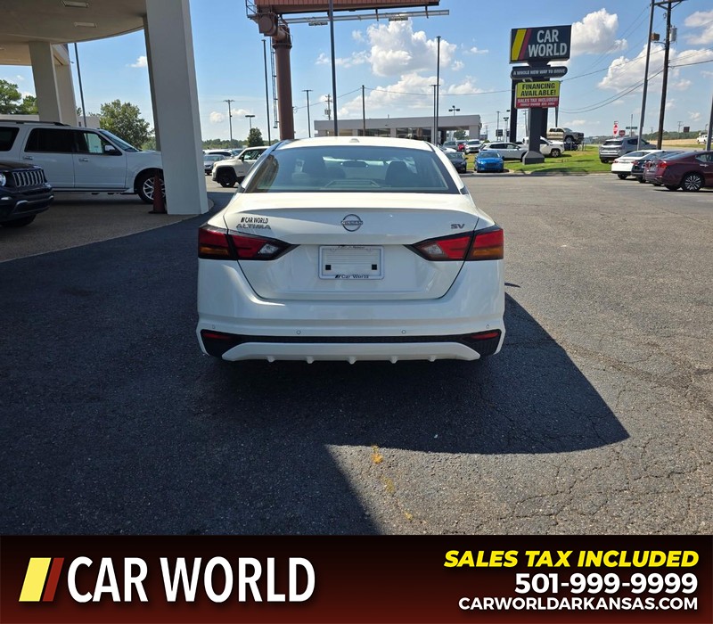 Nissan Altima Vehicle Full-screen Gallery Image 5