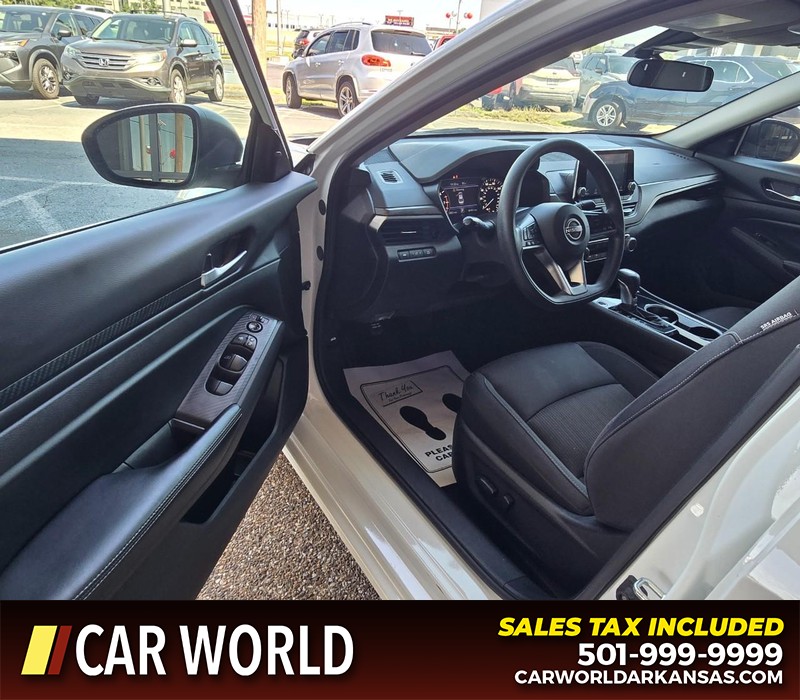 Nissan Altima Vehicle Full-screen Gallery Image 7