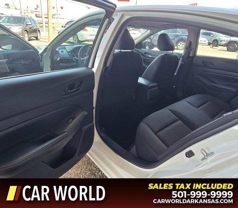 Nissan Altima Vehicle Full-screen Gallery Image 9