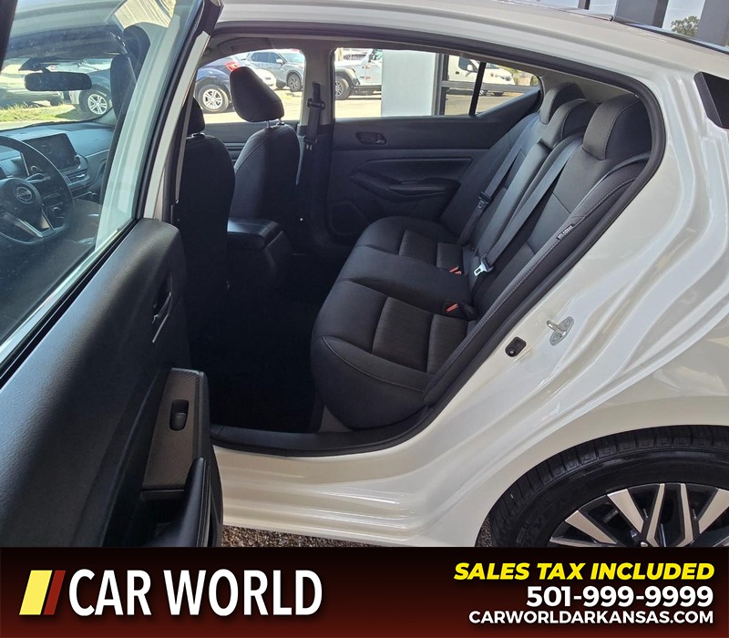 Nissan Altima Vehicle Full-screen Gallery Image 10