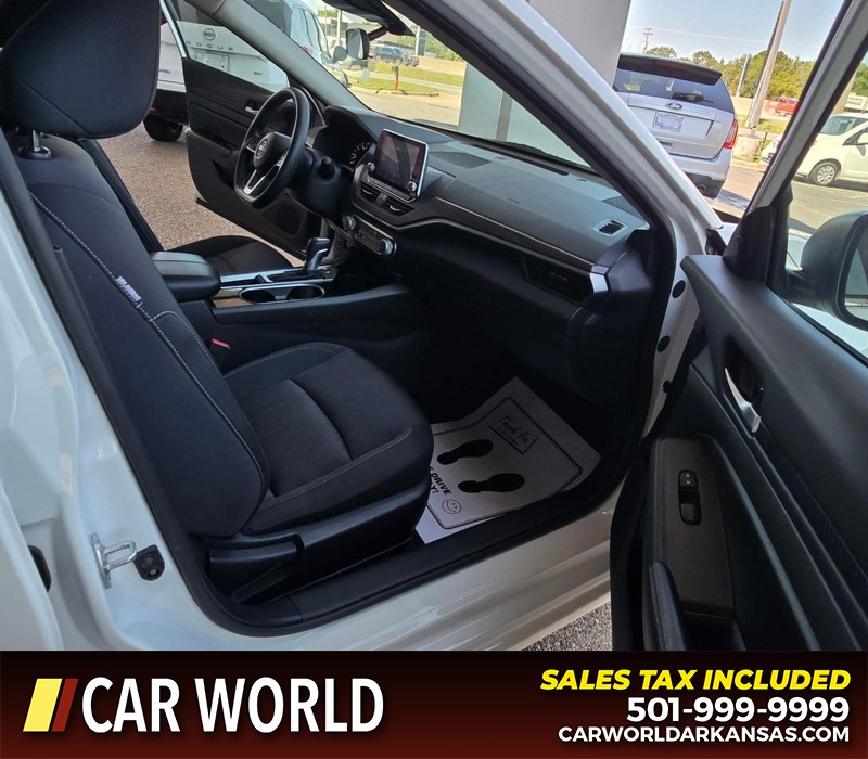 Nissan Altima Vehicle Full-screen Gallery Image 11