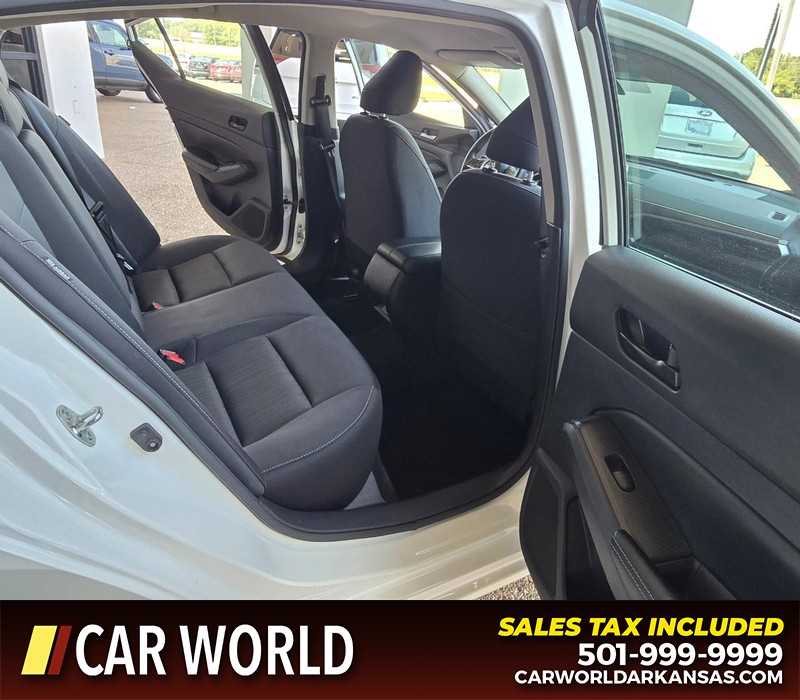 Nissan Altima Vehicle Full-screen Gallery Image 12