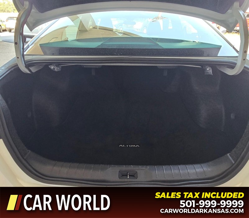 Nissan Altima Vehicle Full-screen Gallery Image 13