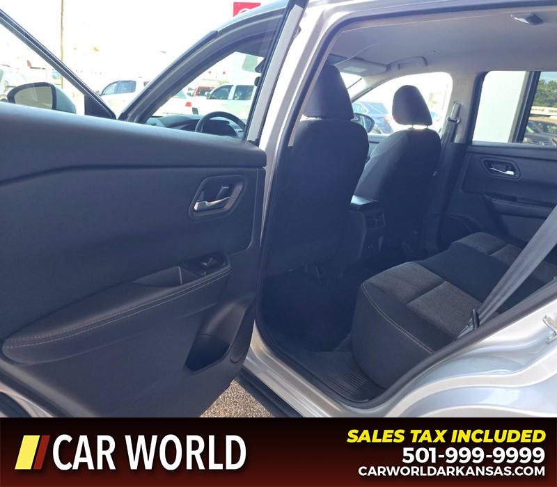 Nissan Rogue Vehicle Full-screen Gallery Image 9