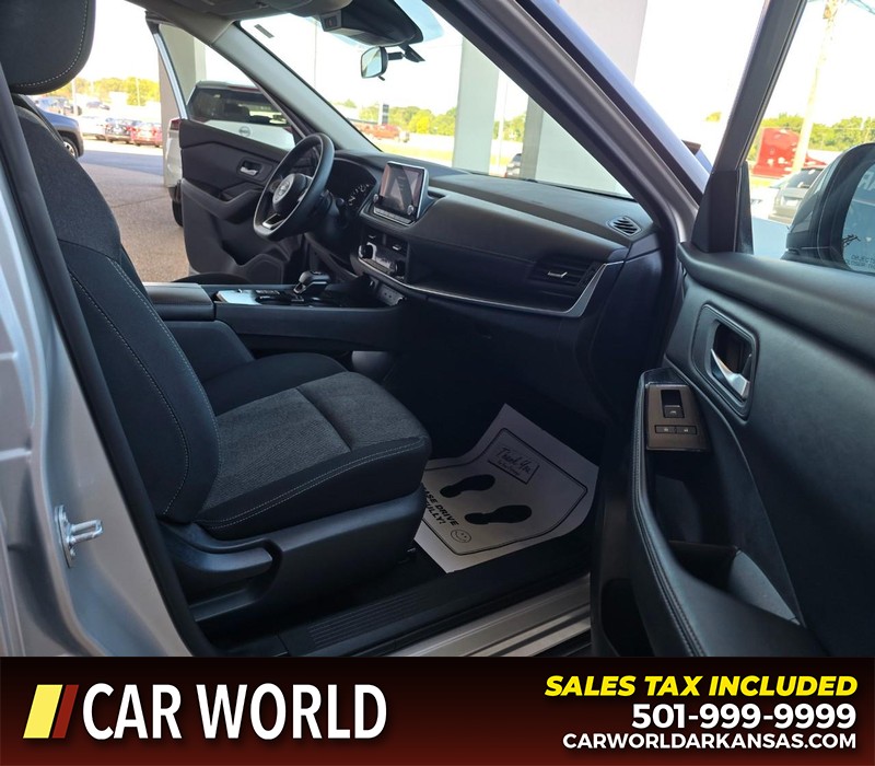 Nissan Rogue Vehicle Full-screen Gallery Image 11