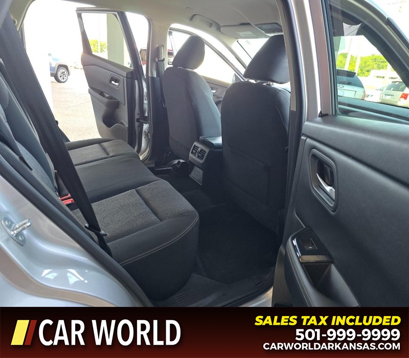 Nissan Rogue Vehicle Full-screen Gallery Image 12