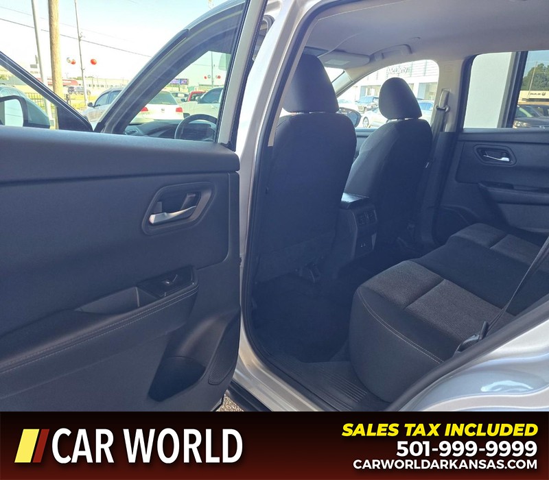 Nissan Rogue Vehicle Full-screen Gallery Image 9
