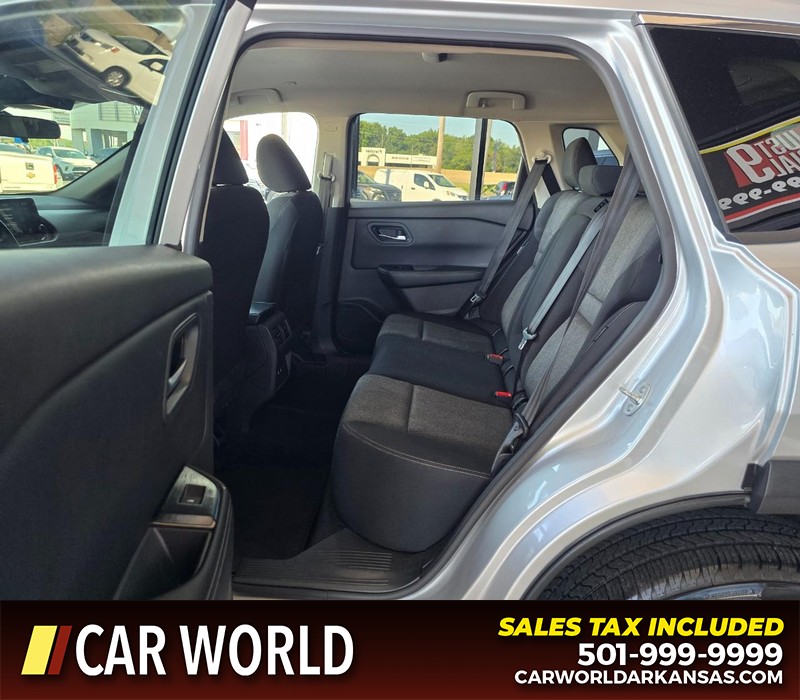 Nissan Rogue Vehicle Full-screen Gallery Image 10