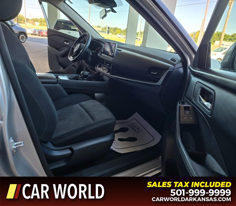 Nissan Rogue Vehicle Full-screen Gallery Image 11