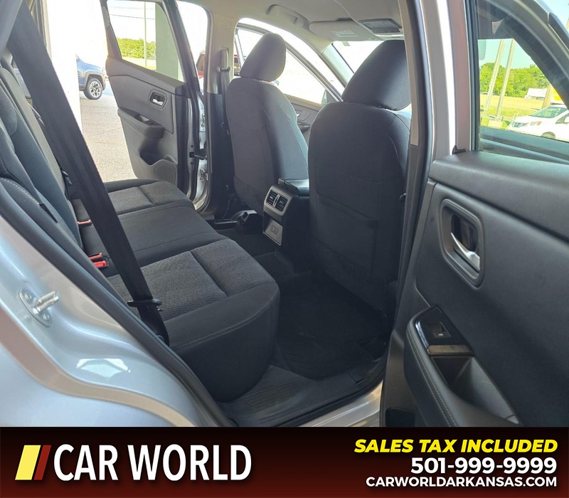 Nissan Rogue Vehicle Full-screen Gallery Image 12