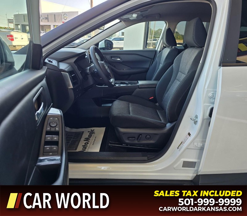 Nissan Rogue Vehicle Full-screen Gallery Image 8