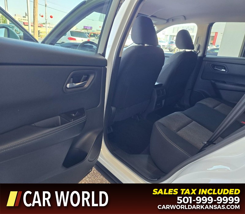 Nissan Rogue Vehicle Full-screen Gallery Image 9