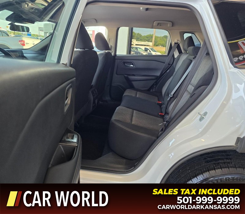 Nissan Rogue Vehicle Full-screen Gallery Image 10