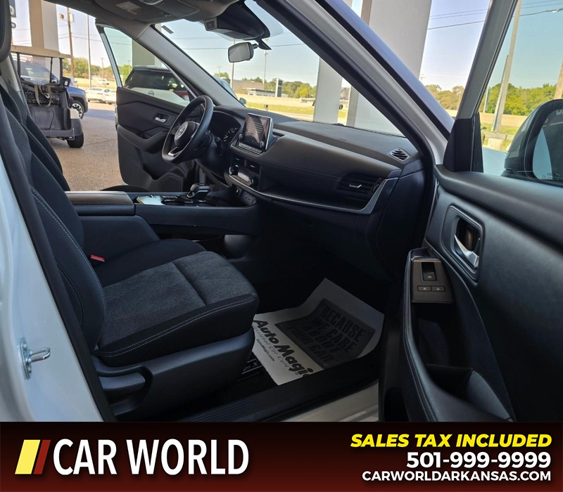 Nissan Rogue Vehicle Full-screen Gallery Image 11