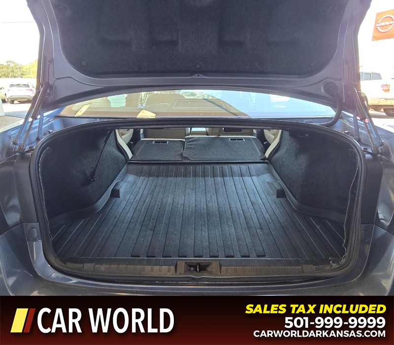 Subaru Legacy Vehicle Full-screen Gallery Image 14