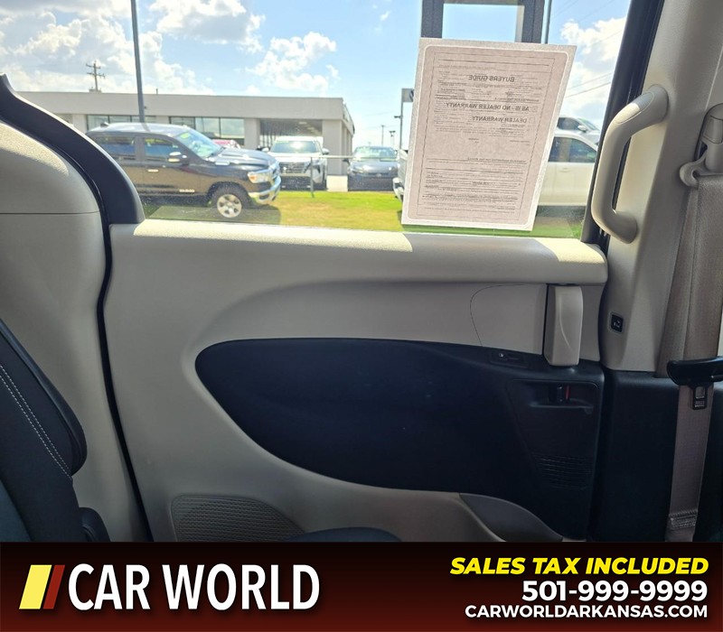 Chrysler Voyager Vehicle Full-screen Gallery Image 9
