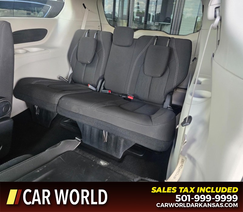 Chrysler Voyager Vehicle Full-screen Gallery Image 11
