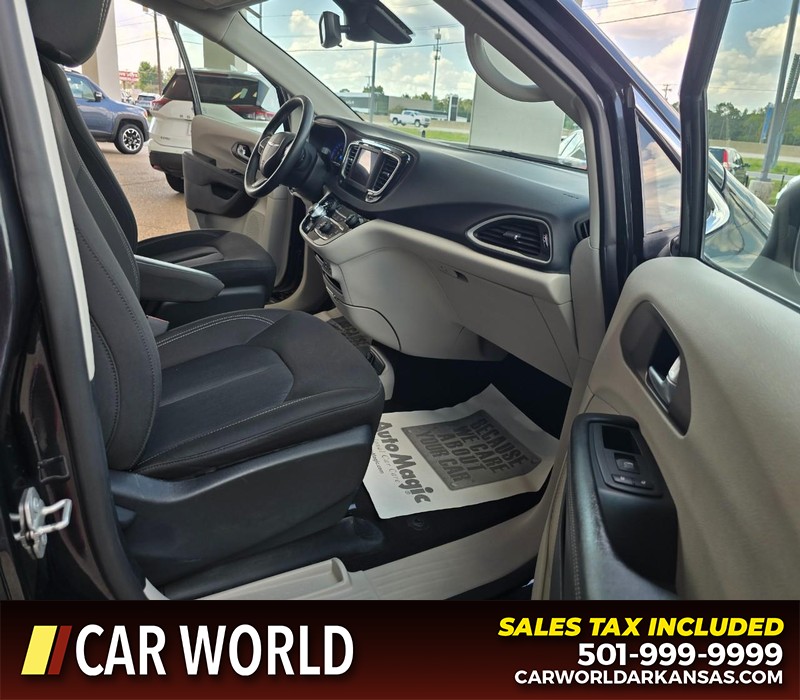 Chrysler Voyager Vehicle Full-screen Gallery Image 12