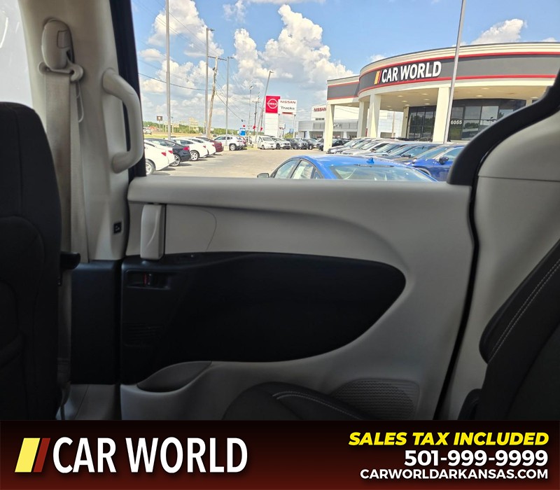 Chrysler Voyager Vehicle Full-screen Gallery Image 13