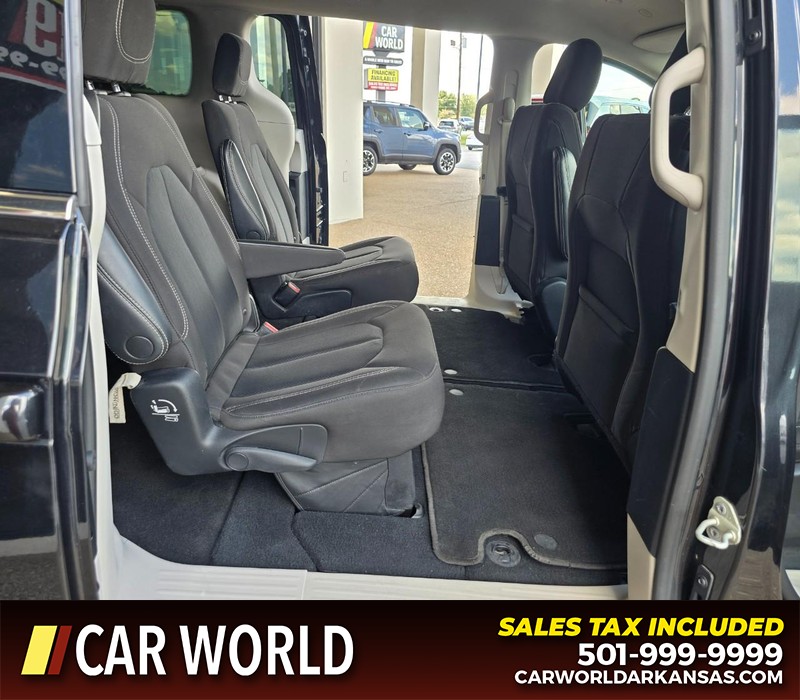 Chrysler Voyager Vehicle Full-screen Gallery Image 14