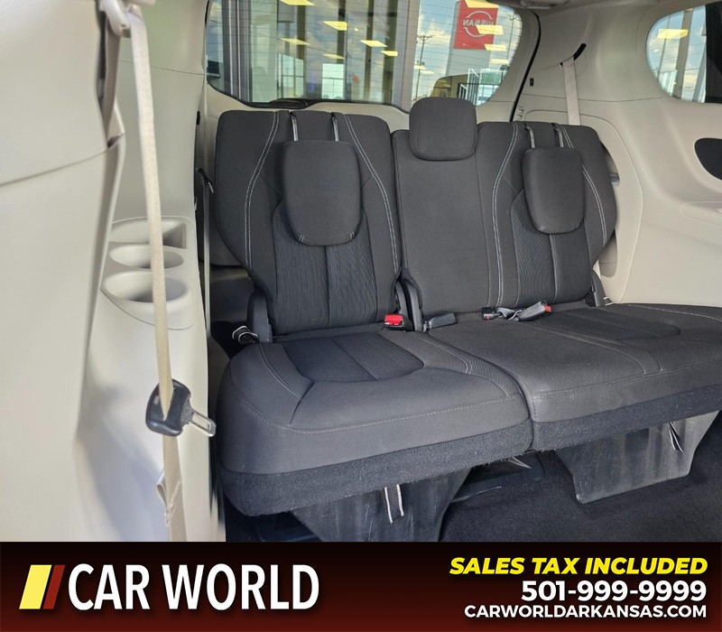 Chrysler Voyager Vehicle Full-screen Gallery Image 15