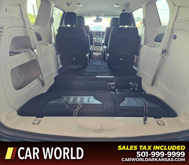 Chrysler Voyager Vehicle Full-screen Gallery Image 17