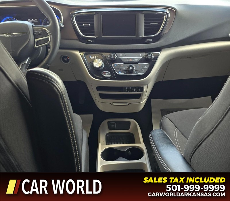 Chrysler Voyager Vehicle Full-screen Gallery Image 22