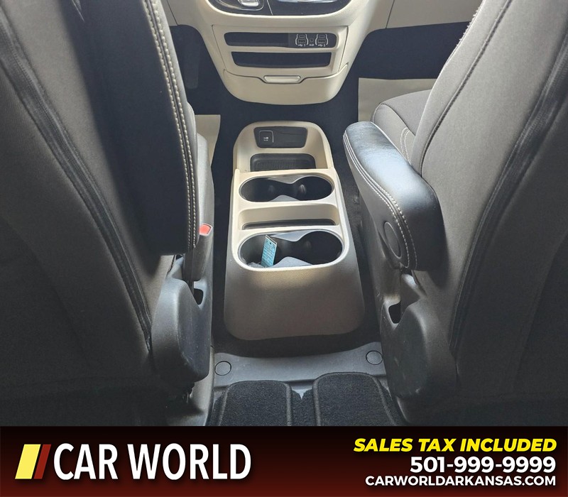 Chrysler Voyager Vehicle Full-screen Gallery Image 23