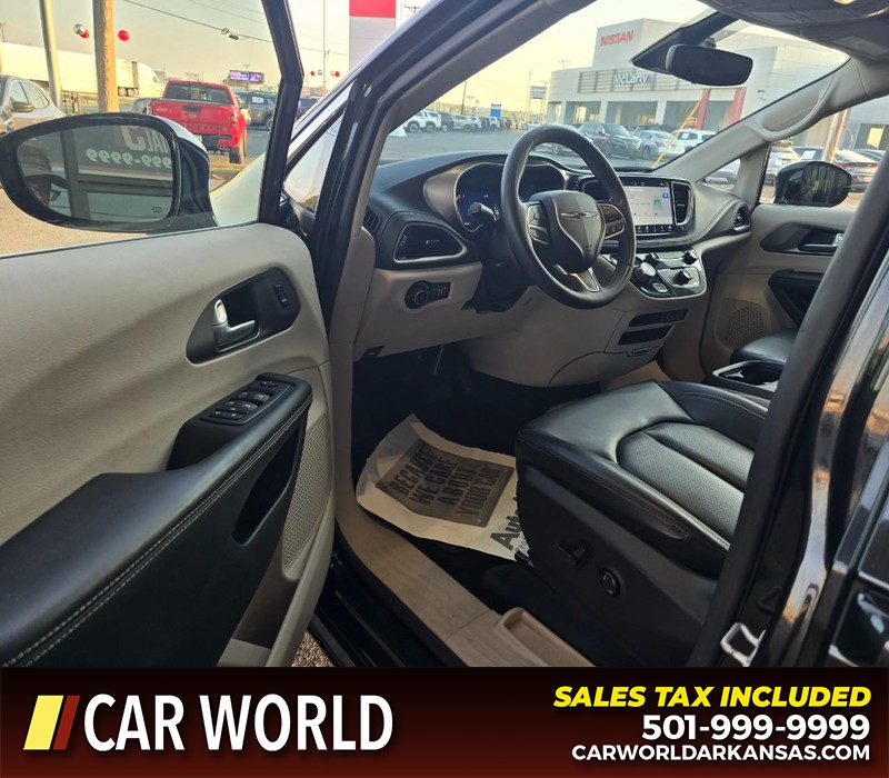 Chrysler Pacifica Vehicle Full-screen Gallery Image 7