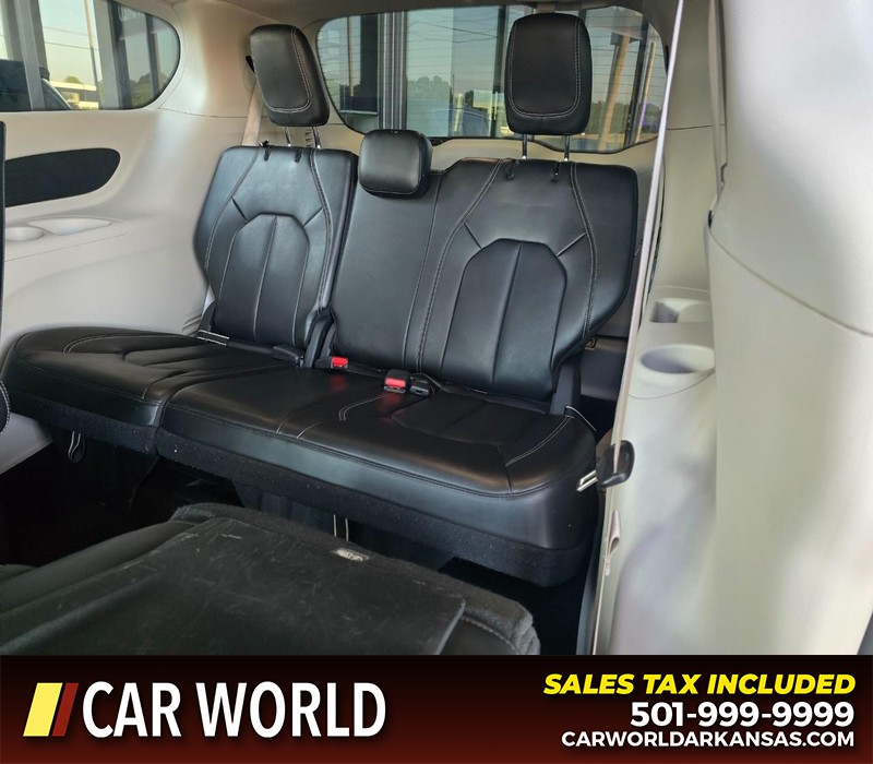 Chrysler Pacifica Vehicle Full-screen Gallery Image 10