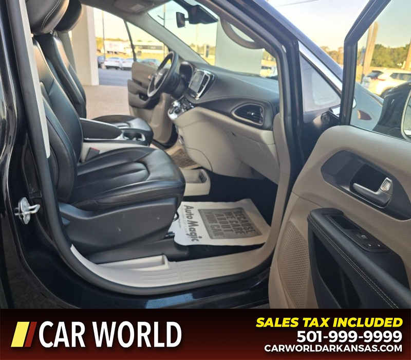 Chrysler Pacifica Vehicle Full-screen Gallery Image 11