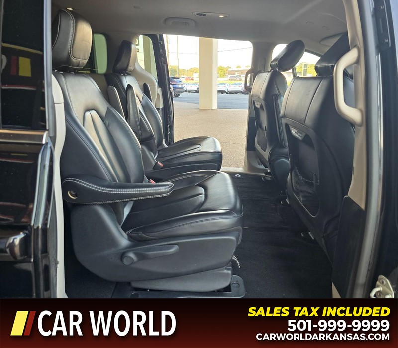 Chrysler Pacifica Vehicle Full-screen Gallery Image 12