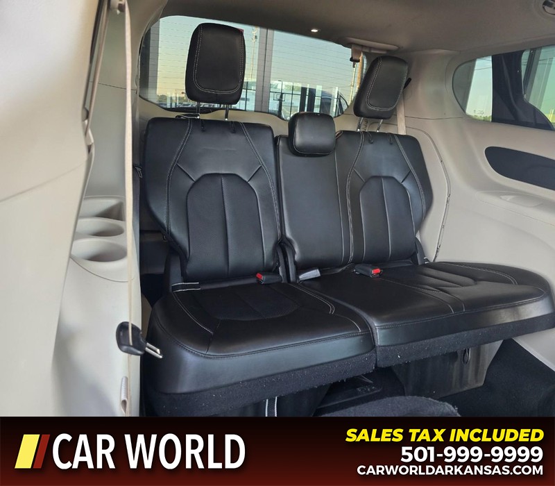 Chrysler Pacifica Vehicle Full-screen Gallery Image 13