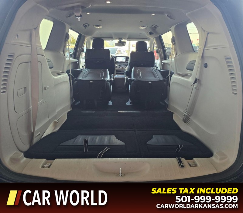 Chrysler Pacifica Vehicle Full-screen Gallery Image 16