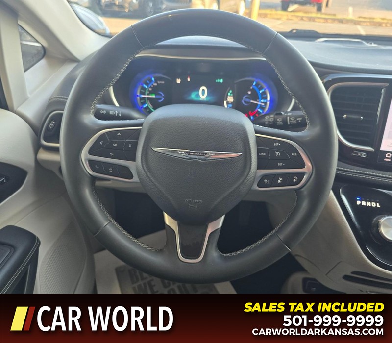 Chrysler Pacifica Vehicle Full-screen Gallery Image 17