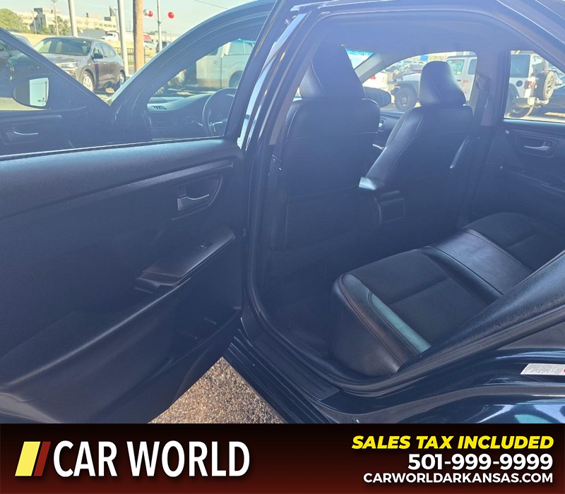 Toyota Camry Vehicle Full-screen Gallery Image 9