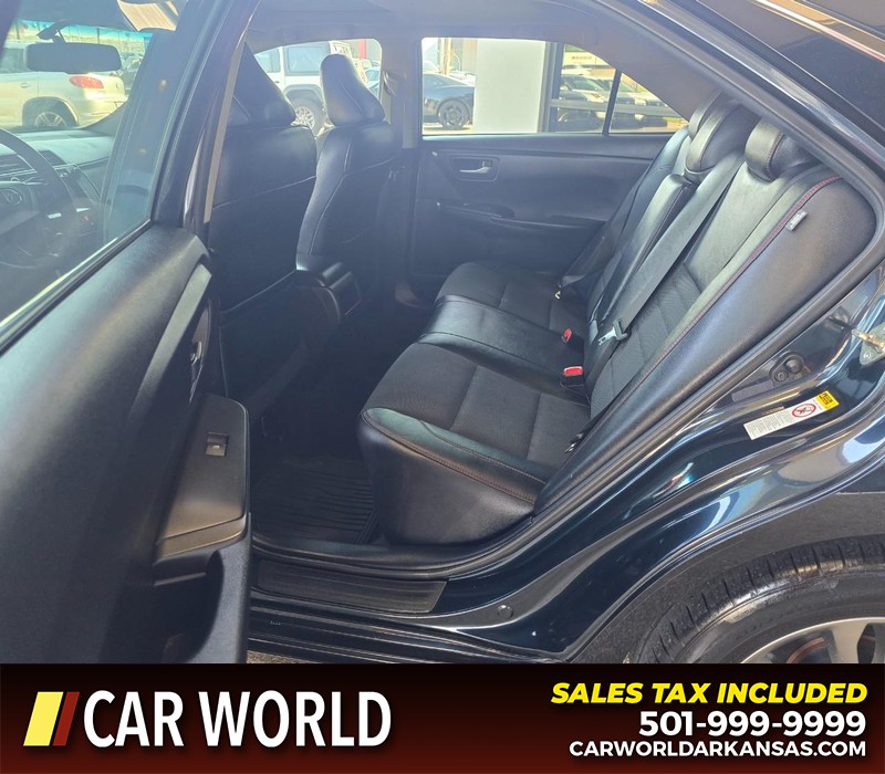 Toyota Camry Vehicle Full-screen Gallery Image 10