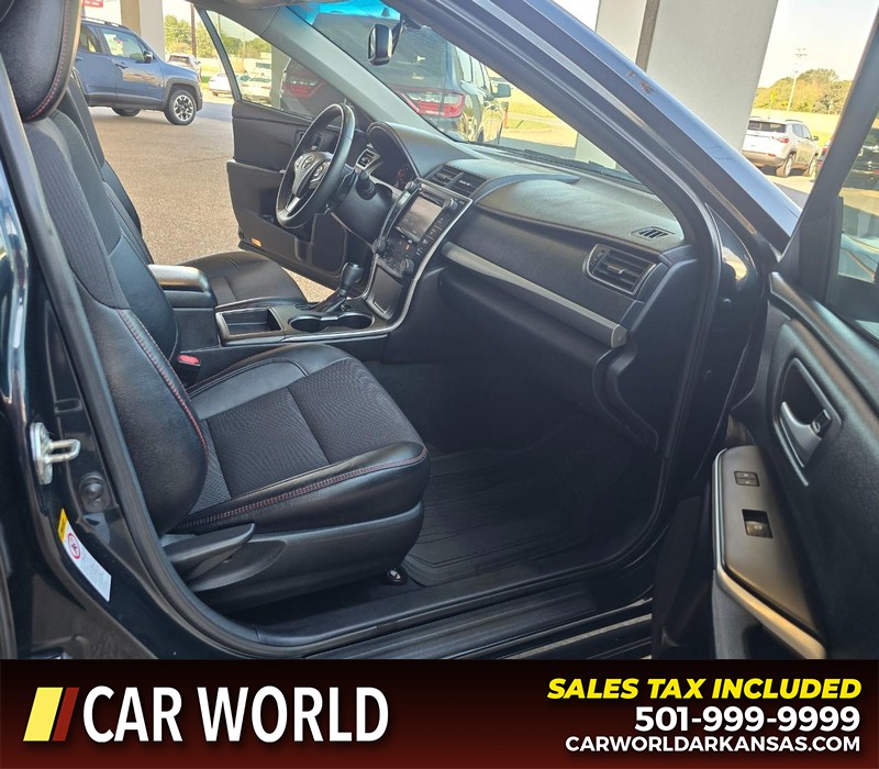 Toyota Camry Vehicle Full-screen Gallery Image 11