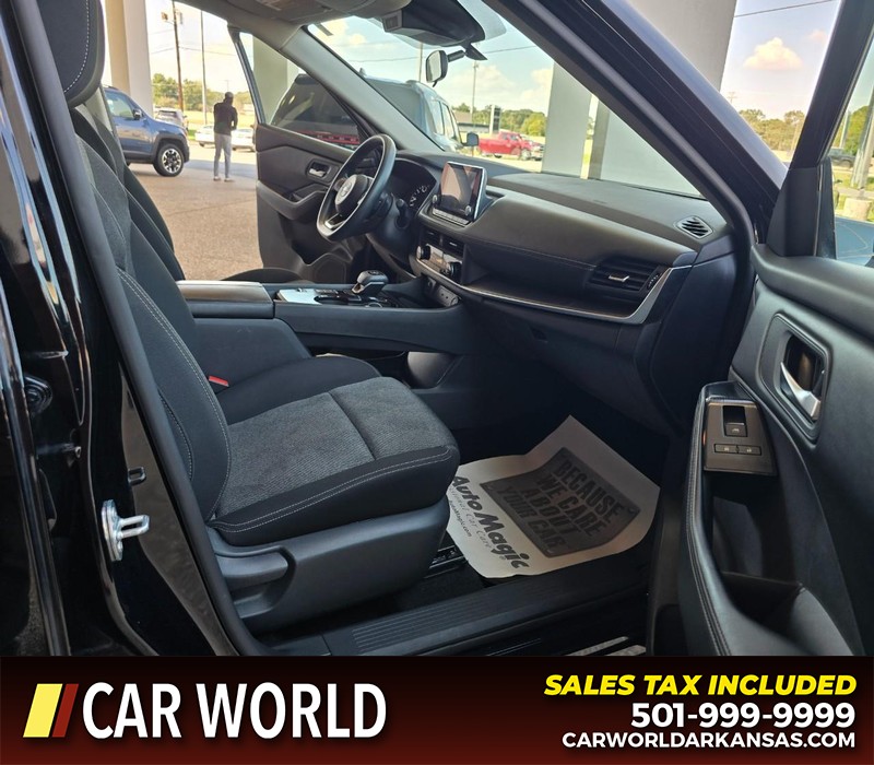 Nissan Rogue Vehicle Full-screen Gallery Image 11